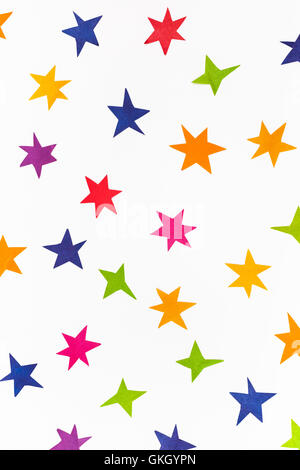verschiedene Sterne ausgeschnitten aus farbigem Papier auf weißem Hintergrund Stockfoto