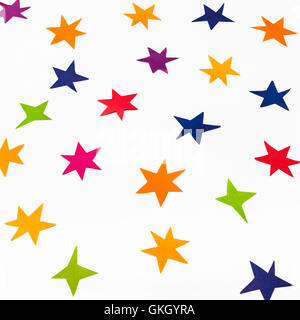 Manche Stars geschnitzt aus farbigem Papier auf weißem quadratischen Grund Stockfoto