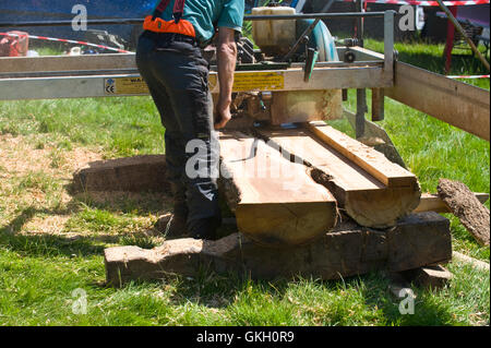 Auftragnehmer mit mobilen Sägewerk bei Llanthony Show, in der Nähe von Abergavenny, Monmouthshire, South Wales, UK Stockfoto