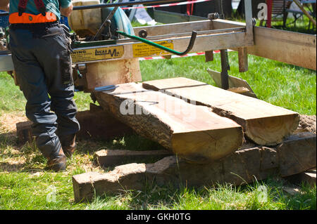 Auftragnehmer mit mobilen Sägewerk bei Llanthony Show, in der Nähe von Abergavenny, Monmouthshire, South Wales, UK Stockfoto