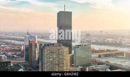 Skyline Donau-City mit dem neuen DC-Tower auf der Donauinsel - eines der interessantesten umfangreiche öffentliche Recreation Area. Stockfoto