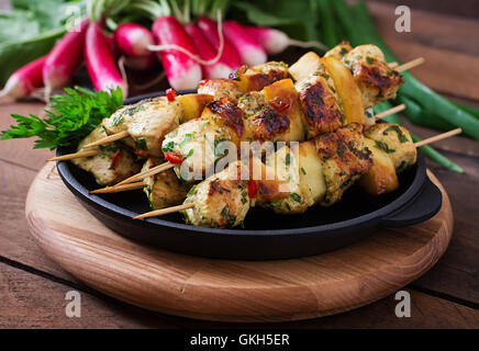 Hähnchen-Spieße mit Scheiben von Äpfeln und chili Stockfoto