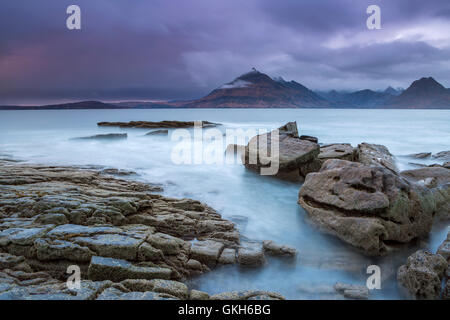 Cullins Hügel über Loch Scavaig, gesehen vom Strand Elgol, Isle Of Skye, innere Hybrides, Highland, Schottland. Stockfoto