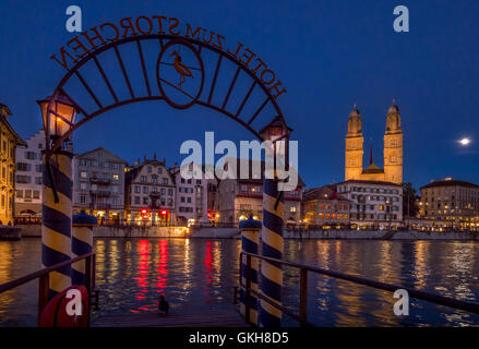 Limmatquai und Grossmünster in Zürich in der Nacht, Schweiz Stockfoto