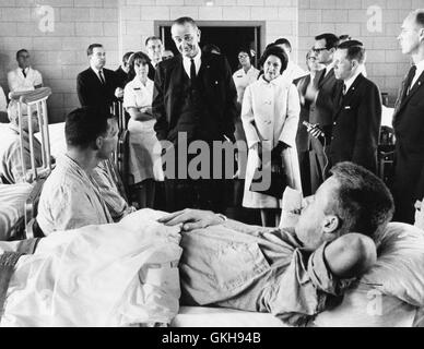 Präsident Lyndon B. Johnson besucht Marine und Marine Personal in Vietnam im Bethesda Naval Hospital verwundet. Mrs. Johnson begleiteten ihn. Stockfoto