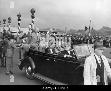 Präsident Harry S. Truman, seiner Frau Bess und Tochter Margarete und nachdem Alben Barkley warten außerhalb der Union Station für den Start einer Welcome Home-Parade nach ihrer Wiederwahl. Stockfoto