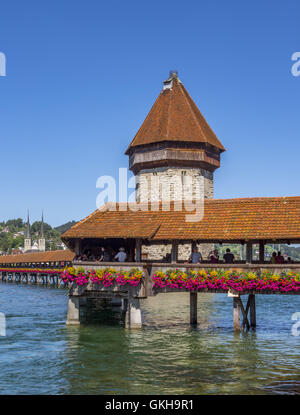 Kapellbrücke und Wasserturm in Luzern, Schweiz, Europa Stockfoto