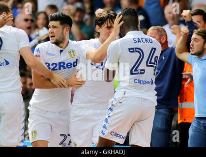 Leeds United Marcus Antonsson(centre) feiert mit Teamkollegen nach scoring während der Himmel Bet Meisterschaftsspiel im Hillsborough-Stadion, Sheffield. Stockfoto