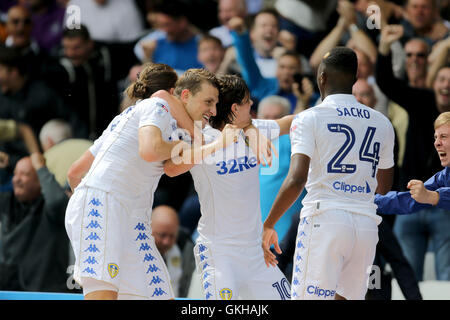 Leeds United Marcus Antonsson(centre) feiert sein Tor mit Leeds United Chris Wood (links), während der Himmel Bet Meisterschaftsspiel im Hillsborough-Stadion, Sheffield. Stockfoto