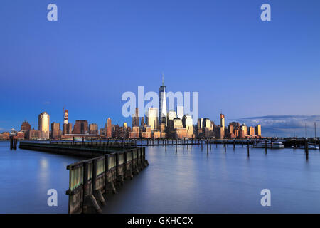 USA, New York, New York City, Lower Manhattan Skyline von Newport Beach Stockfoto