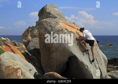 Bouldern im Pianotolli-Caldarello an der Küste im Süden von Korsika, Frankreich Stockfoto