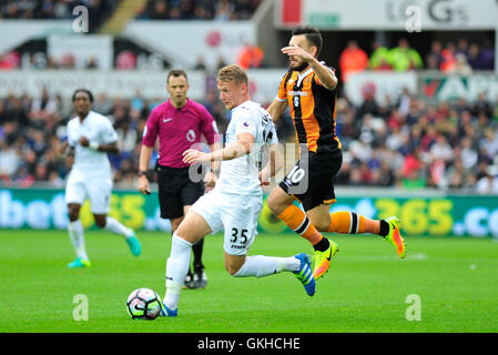 Swansea City Stephen Kingsley (rechts) und Hull City Robert Snodgrass in Aktion während der Premier League match bei der Liberty Stadium, Swansea. Stockfoto