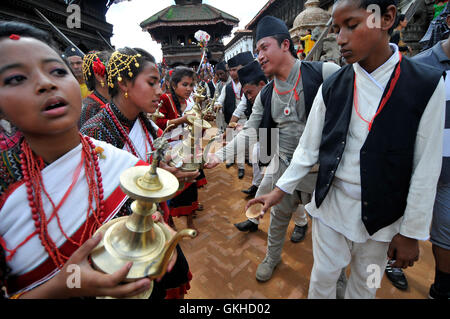 Kathmandu, Nepal. 19. August 2016. Nepalesische Jugend Tanz im traditionellen Gewand während Gai Jatra oder Kuh-Festival feierte am 19. August 2016 in Bhaktapur, Nepal. Anlässlich Gai Jatra oder Kuh-Festival feiert Nepalesen durch die Erinnerung an verringerten Einsen und eine Hommage an die verstorbenen Seelen. Eine Kuh gilt als heilig durch Hindus, glaubt, dass es hilft die verstorbenen Verwandten Reise in den Himmel. © Narayan Maharjan/Pacific Press/Alamy Live-Nachrichten Stockfoto