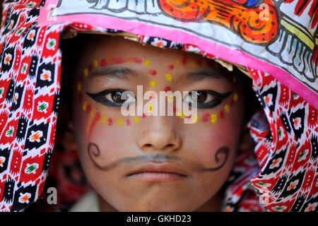 Kathmandu, Nepal. 19. August 2016. Ein Kind nachahmen, wie Kuh Kleidung lächelnd während Gai Jatra oder Kuh-Festival in Kirtipur, Kathmandu, Nepal am 19. August 2016 gefeiert. Anlässlich Gai Jatra oder Kuh-Festival feiert Nepalesen durch die Erinnerung an verringerten Einsen und eine Hommage an die verstorbenen Seelen. Eine Kuh gilt als heilig durch Hindus, glaubt, dass es hilft die verstorbenen Verwandten Reise in den Himmel. © Narayan Maharjan/Pacific Press/Alamy Live-Nachrichten Stockfoto