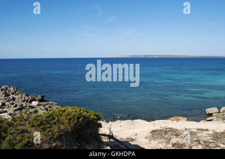 Formentera: die Felsen und das klare Wasser des Calo des Mort, einer versteckten Bucht im östlichsten Teil der Strand Platja Migjorn Stockfoto