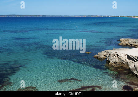 Formentera: die Felsen und das klare Wasser des Calo des Mort, einer versteckten Bucht im östlichsten Teil der Strand Platja Migjorn Stockfoto