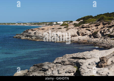 Formentera: die Felsen und das klare Wasser des Calo des Mort, einer versteckten Bucht im östlichsten Teil der Strand Platja Migjorn Stockfoto