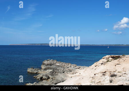 Formentera: die Felsen und das klare Wasser des Calo des Mort, einer versteckten Bucht im östlichsten Teil der Strand Platja Migjorn Stockfoto