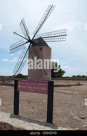 Formentera, Balearen, Spanien: Blick auf das Moli Vell de La Mola, eine alte Windmühle 1778 erbaut, die am besten erhaltene Windmühle der Insel Stockfoto