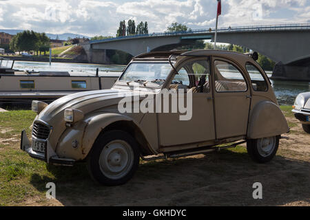 Französische Oldtimer Citroen 2CV sitzen neben Fluss Saone in Frankreich Stockfoto