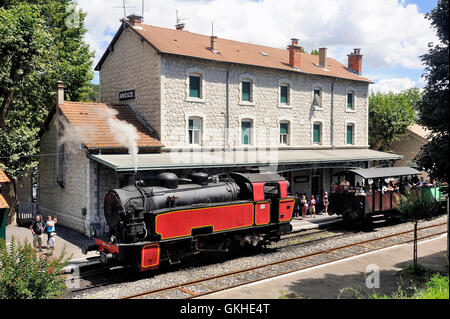 Der Dampf Lok touristische Zug von Anduze zurückweichenden Autos hängen und von Saint-Jean-du-Gard. Stockfoto