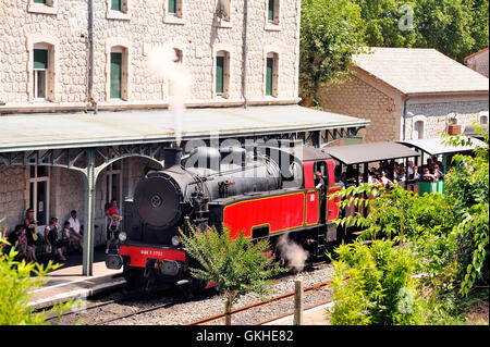 Der Dampf Lok touristische Zug von Anduze zurückweichenden Autos hängen und von Saint-Jean-du-Gard. Stockfoto