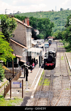 Der Dampf Lok touristische Zug von Anduze zurückweichenden Autos hängen und von Saint-Jean-du-Gard. Stockfoto