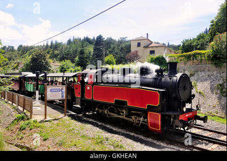 Der Dampf aus dem kleinen Touristenzug von Anduze bereitet sich auf seine Reise in Saint-Jean-du-Gard zu tun. Stockfoto