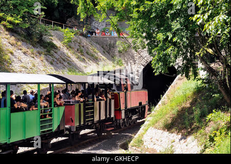 Der Dampf aus dem kleinen Touristenzug von Anduze bereitet sich auf seine Reise in Saint-Jean-du-Gard zu tun. Stockfoto