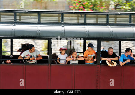 Der Dampf aus dem kleinen Touristenzug von Anduze bereitet sich auf seine Reise in Saint-Jean-du-Gard zu tun. Stockfoto