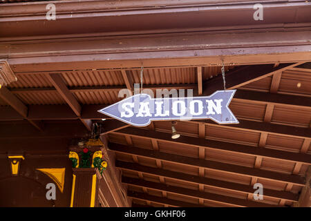 Ein Zeichen für die Round Up Saloon in Red Bluff Kalifornien Stockfoto