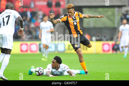 Swansea City Leroy Fer (links) und Hull City Abel Hernandez in Aktion während der Premier League match bei der Liberty Stadium, Swansea. Stockfoto