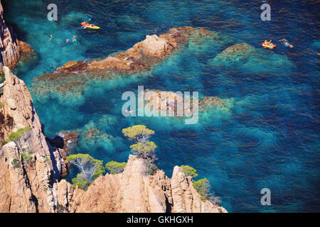 GIRONA/Spanien - 13. August 2016: Menschen im transparent grün-blaue Wasser der Costa Brava, Cami de Ronda Kajak Stockfoto