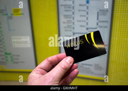 Mann hält Merseytravel Walross Karte Reisen Smartcard im unterirdischen Bahnhof liverpool Stockfoto