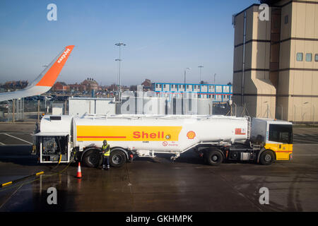 Schale Jet-a1 Betankung Öltanker Betankung Easyjet Flugzeug in Liverpool John Lennon Flughafen in Großbritannien Stockfoto