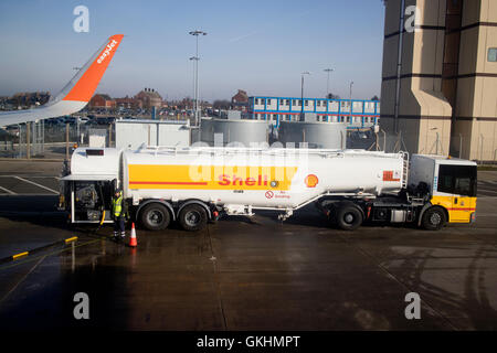 Schale Jet-a1 Betankung Öltanker Betankung Easyjet Flugzeug in Liverpool John Lennon Flughafen in Großbritannien Stockfoto