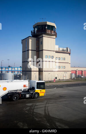 Shell Öl Jet-a1 Betankung Tanker und Kontrollturm Liverpool John Lennon Flughafen in Großbritannien Stockfoto