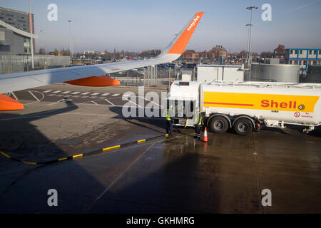 Schale Jet-a1 Betankung Öltanker Betankung Easyjet Flugzeug in Liverpool John Lennon Flughafen in Großbritannien Stockfoto