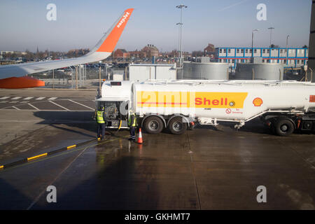 Schale Jet-a1 Betankung Öltanker Betankung Easyjet Flugzeug in Liverpool John Lennon Flughafen in Großbritannien Stockfoto