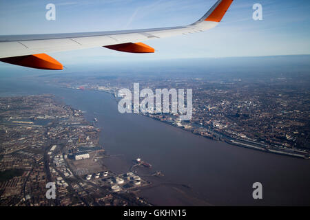 Luftaufnahme des Easyjet-Flugzeuge fliegen über Liverpool, Birkenhead und den Fluss Mersey Stockfoto