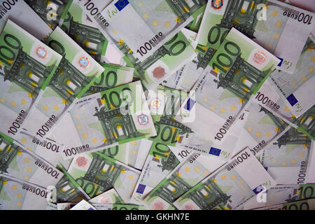 Hintergrund von chaotisch Lügen-hundert-Euro-Banknoten Stockfoto