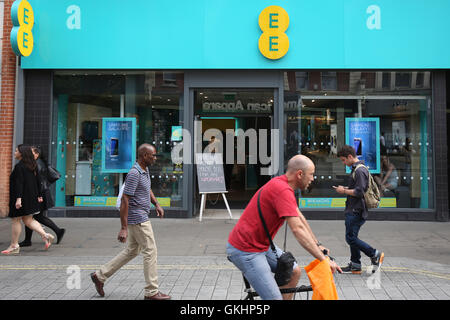 Großbritannien, London: EE ist auf der Oxford Street im Zentrum von London am 20. August 2016 abgebildet. Stockfoto