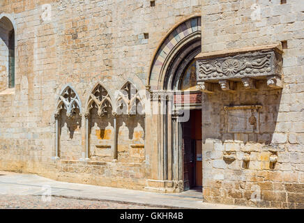 XII Jh. Sarkophag im südlichen Fassade der Basilika von Sant Feliu in Gerona. Costa Brava, Katalonien, Spanien. Stockfoto