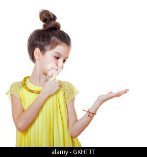 Schöne Jugend kleine Mädchen präsentiert Kopie Raum, Studio auf weißem Hintergrund Stockfoto