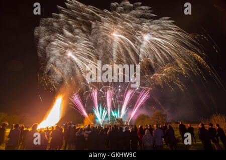 Spektakuläre und farbenfrohe Feuerwerke, die vor einem dunklen Herbsthimmel in Lancashire stehen und die Guy Fawkes Night feiern Stockfoto