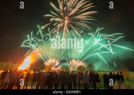 Spektakuläre und farbenfrohe Feuerwerke, die vor einem dunklen Herbsthimmel in Lancashire stehen und die Guy Fawkes Night feiern Stockfoto