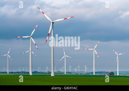 Windpark an einem windigen Tag, Windenergie, Energiegewinnung, Windkraftanlagen in Aktion Stockfoto