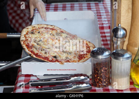 Schinken und Ananas dünne Kruste Pizza in einer Take-away Box gestellt Stockfoto