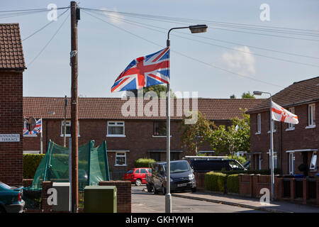 Union und Nordirland Flaggen hängen von Laternenpfähle in Loyalist Bereich von belfast Stockfoto