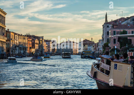 Passagiere auf einem Vaporetto (Wasserbus) blickte hinunter den Canal Grande, Provinz Venedig, Veneto, Italien. Stockfoto